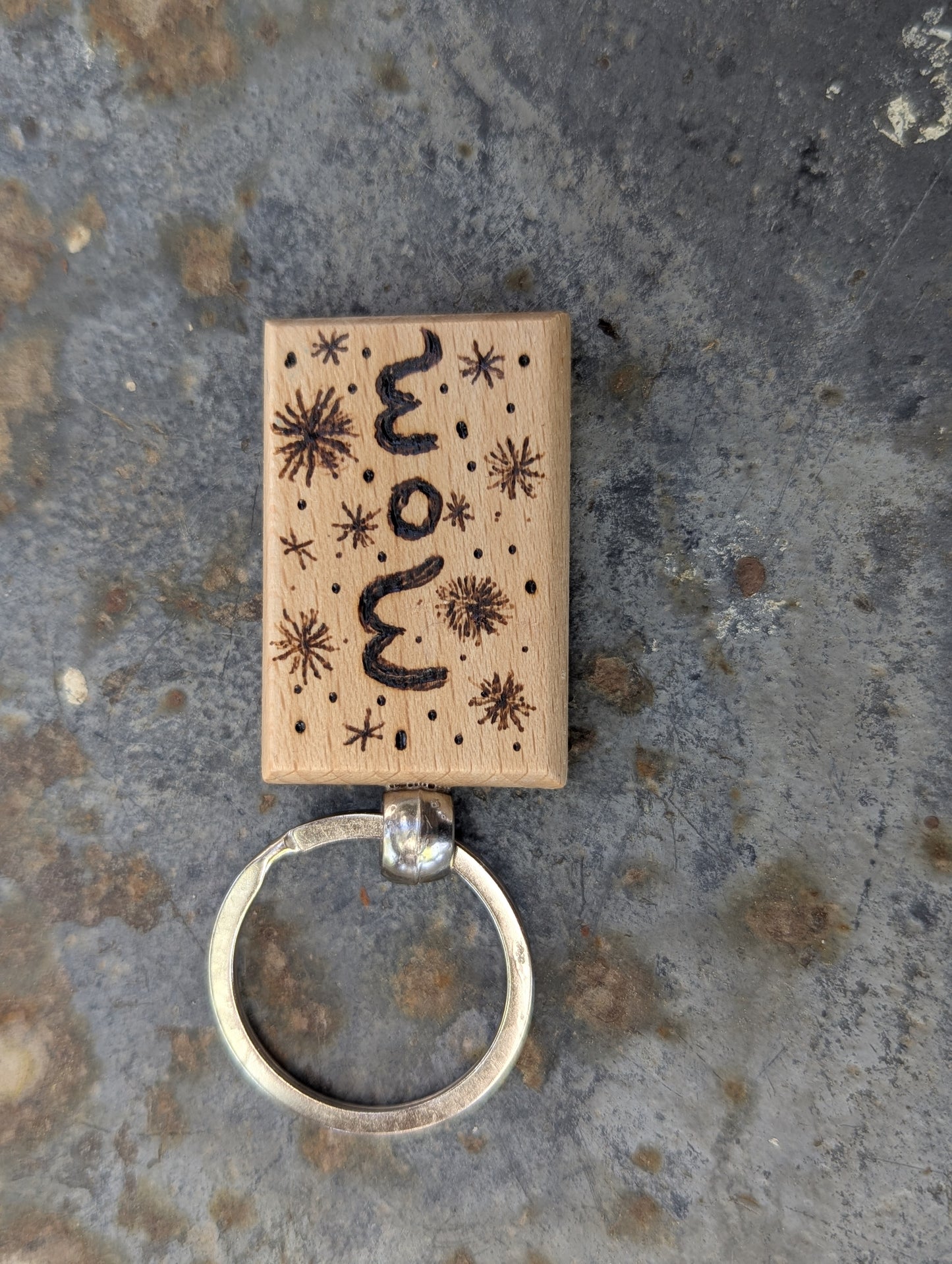 Handmade Pyrography "Mom" Keychain – A Heartfelt Gift from the Heart