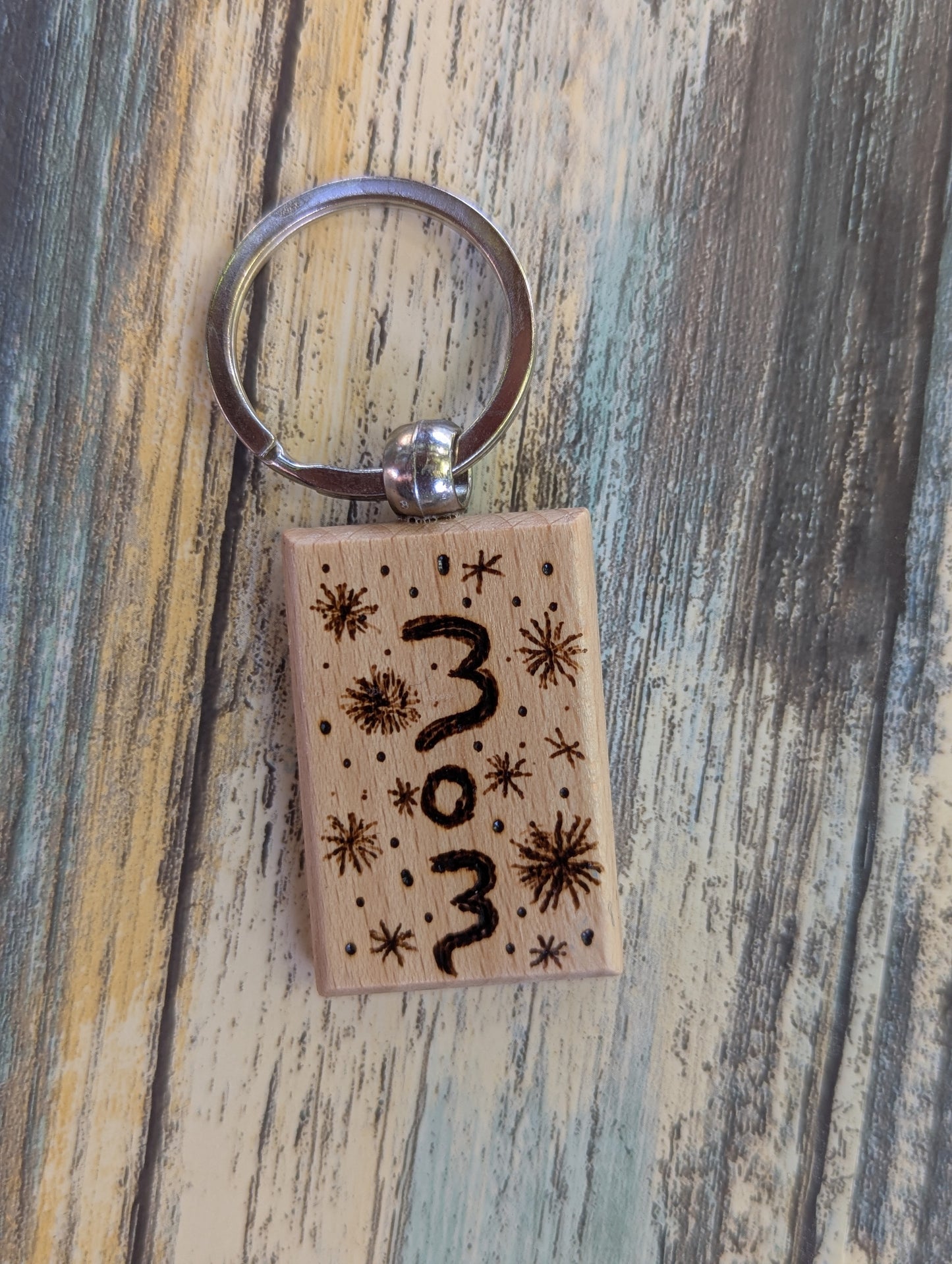 Handmade Pyrography "Mom" Keychain – A Heartfelt Gift from the Heart